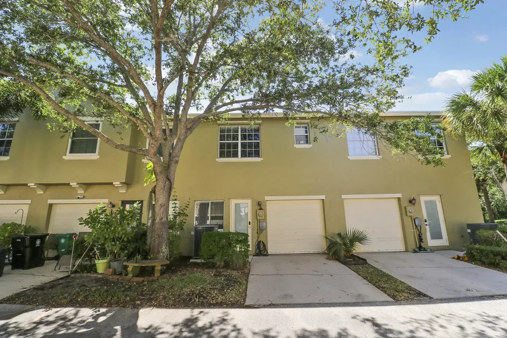 2122 SE Grand Drive Port St Lucie FL 34952