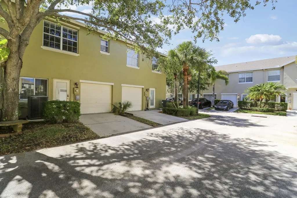 2122 SE Grand Drive Port St Lucie FL 34952