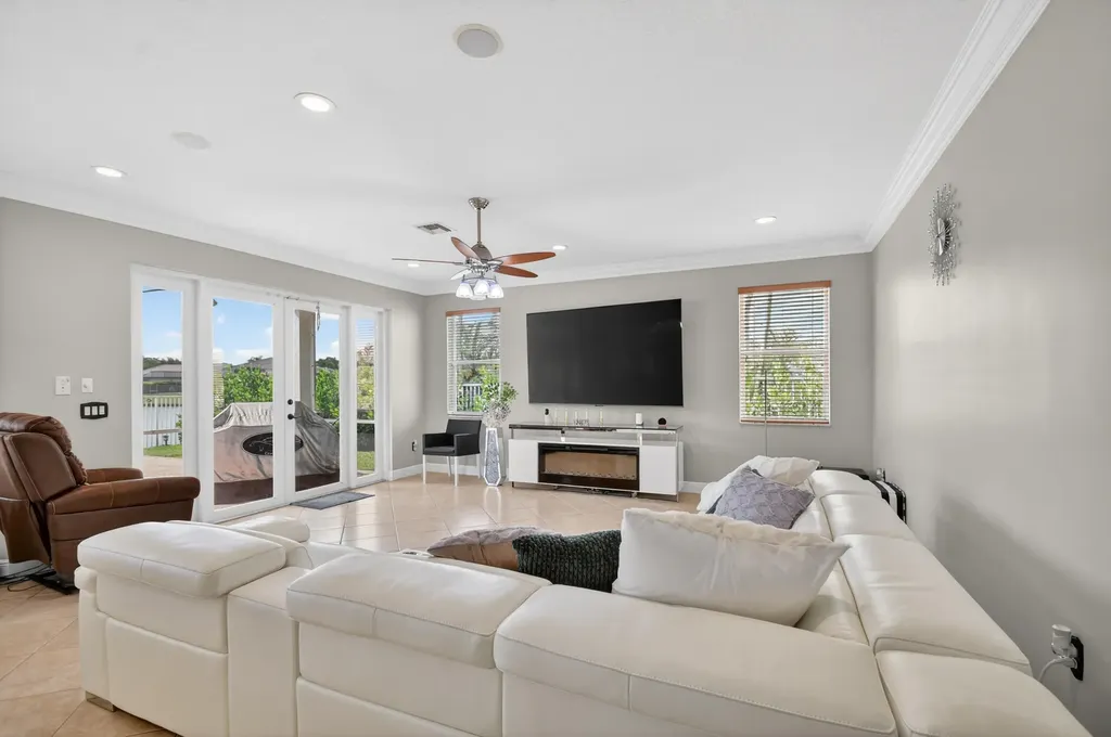 2214 Ridgewood Circle Royal Palm Beach FL 33411