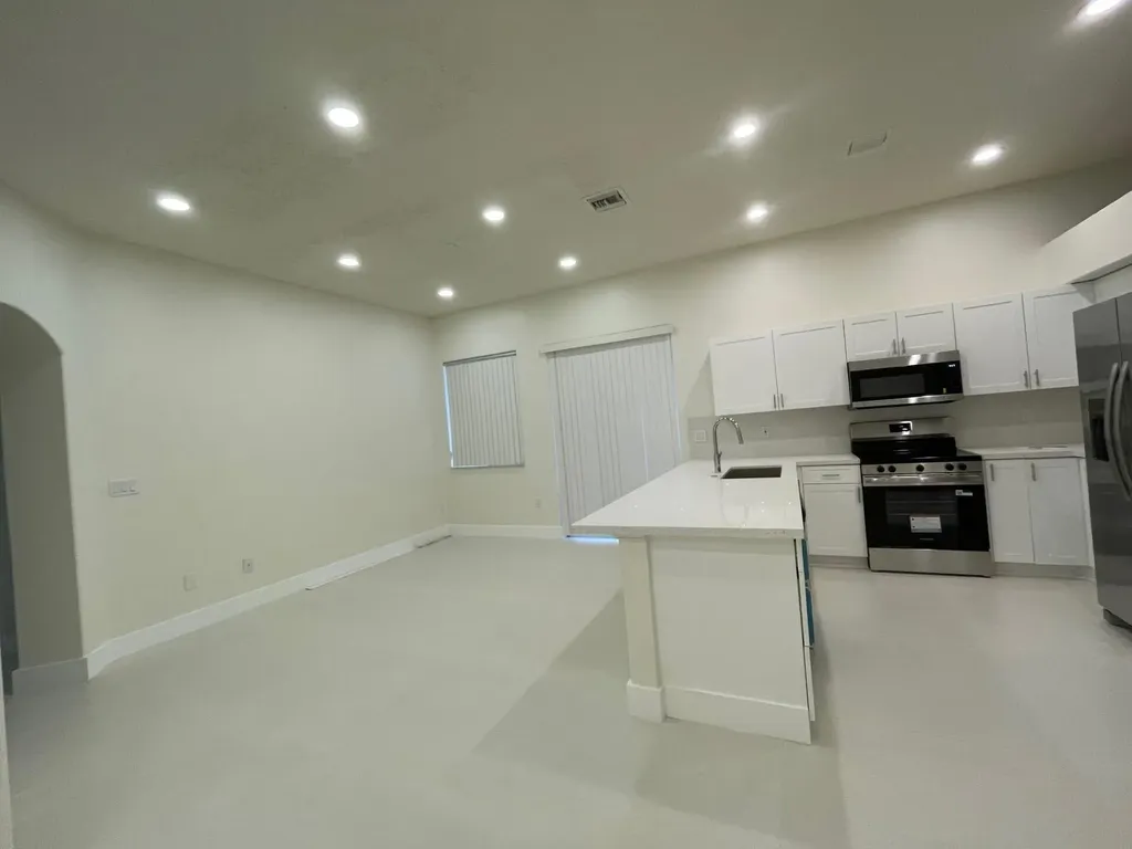 1806 NW 98th Avenue NW Pembroke Pines FL 33024