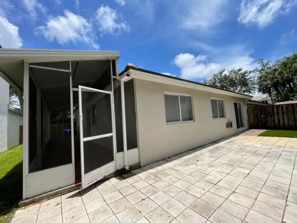 1806 NW 98th Avenue NW Pembroke Pines FL 33024