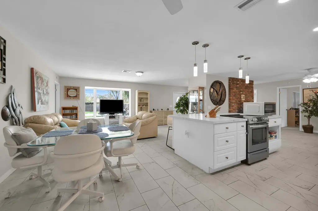 552 SW Eyerly Avenue Port St Lucie FL 34983