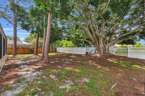 552 SW Eyerly Avenue Port St Lucie FL 34983