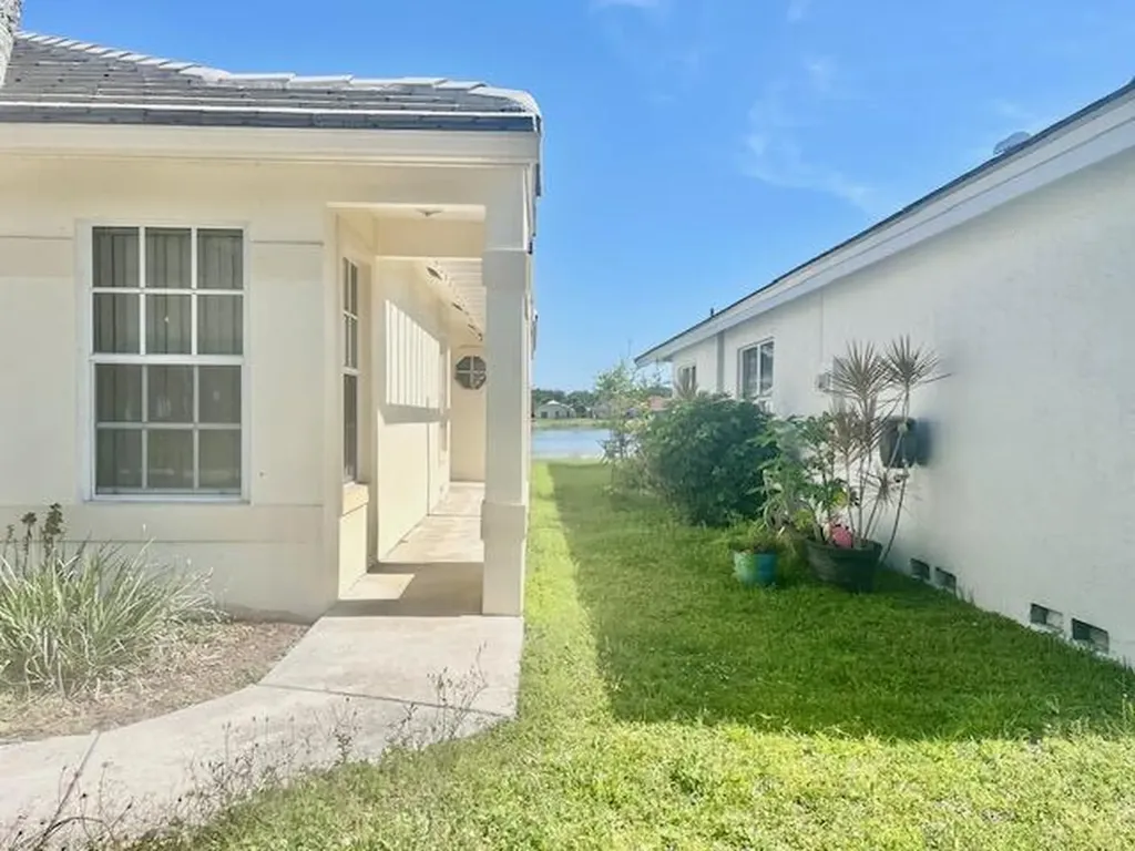 8820 N Lake Park Circle Circle N Davie FL 33328