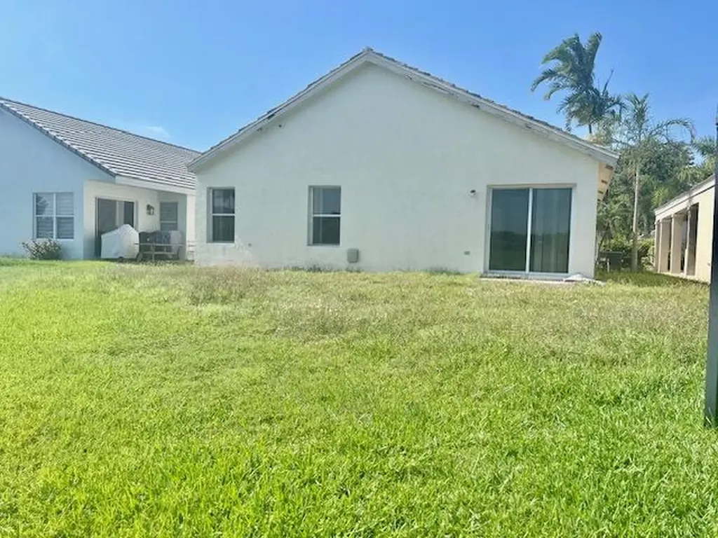 8820 N Lake Park Circle Circle N Davie FL 33328