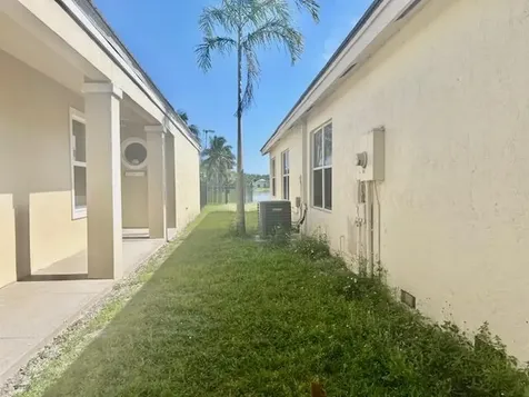 8820 N Lake Park Circle Circle N Davie FL 33328