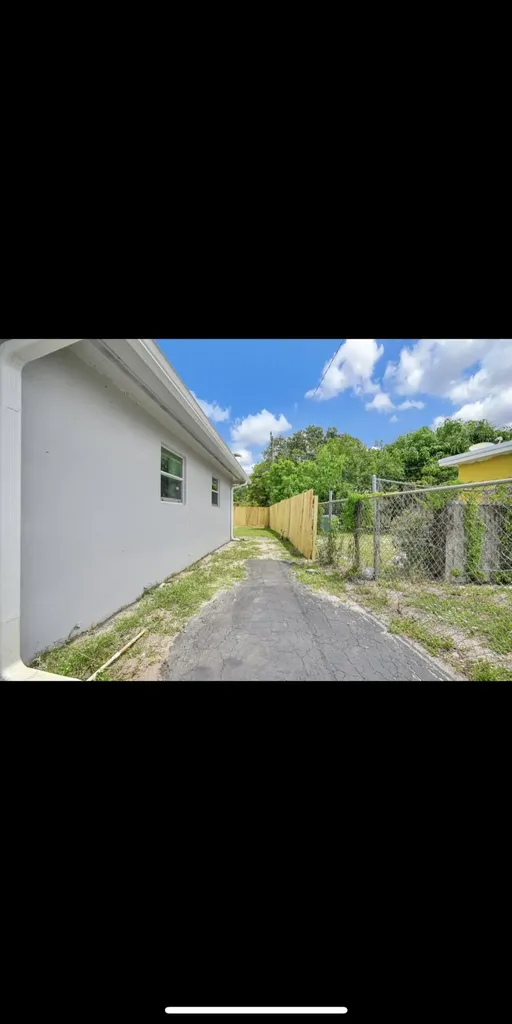 1112 NW 43rd Terrace Lauderhill FL 33313