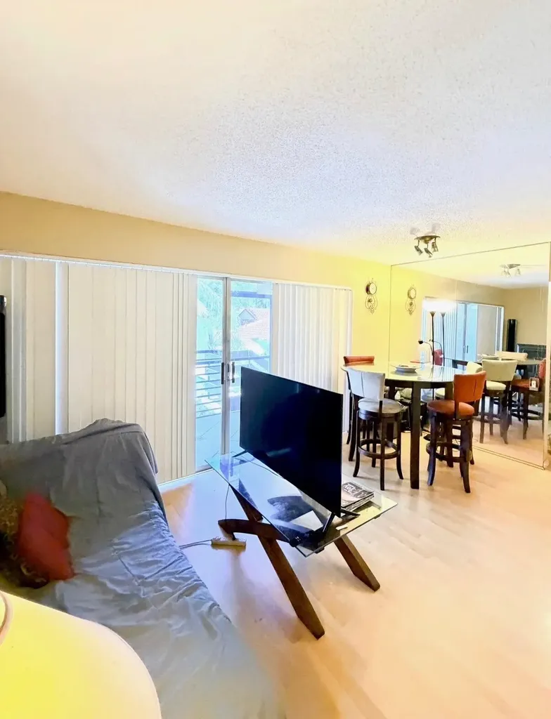 5326 NE 6th Oakland Park FL 33334
