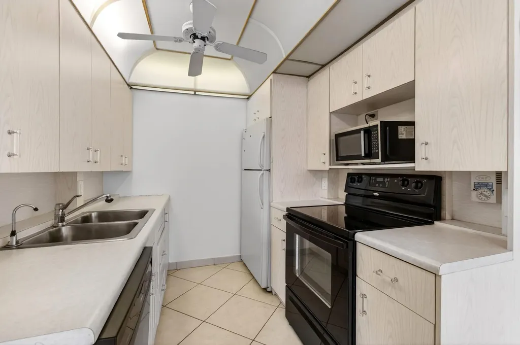 2027 Exeter B Boca Raton FL 33434