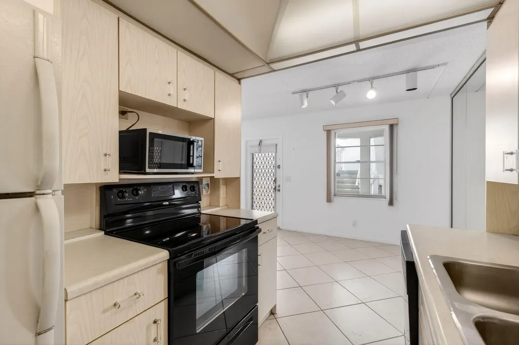 2027 Exeter B Boca Raton FL 33434