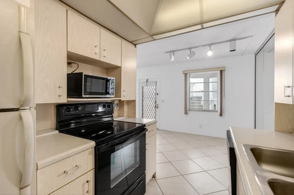 2027 Exeter B Boca Raton FL 33434