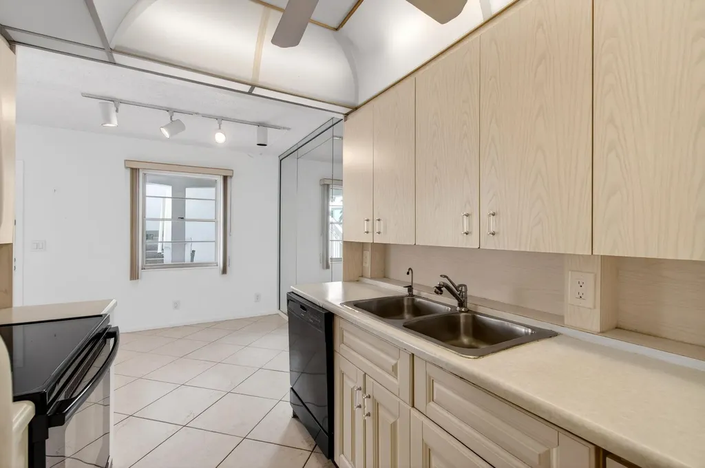 2027 Exeter B Boca Raton FL 33434