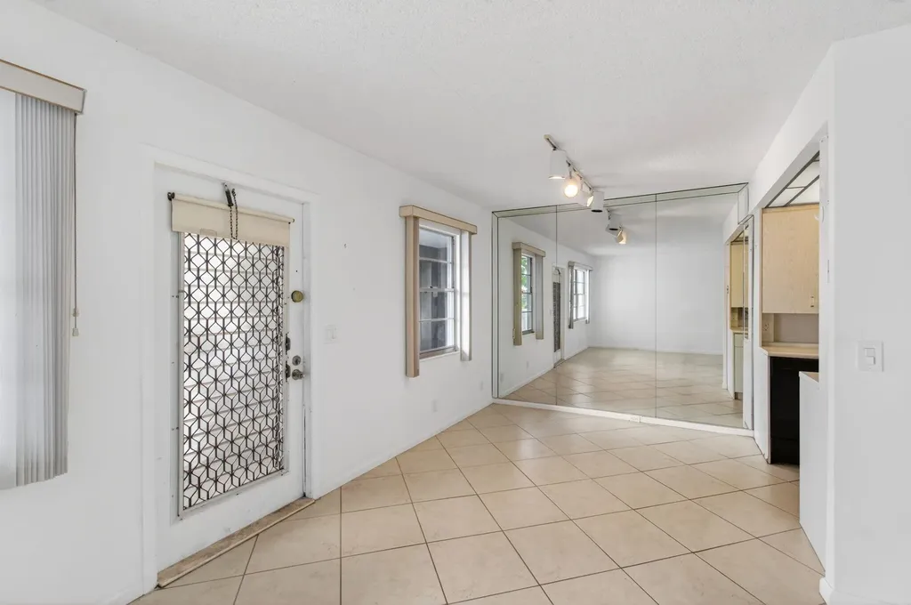 2027 Exeter B Boca Raton FL 33434