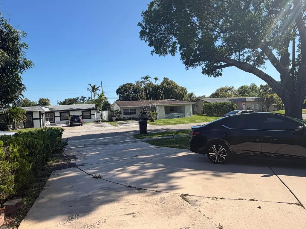 4351 NW 32nd Court Lauderdale Lakes FL 33319