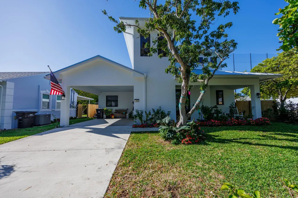 740 Winters West Palm Beach FL 33405