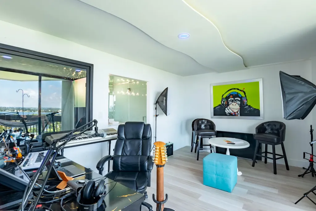 2000 Presidential Way West Palm Beach FL 33401