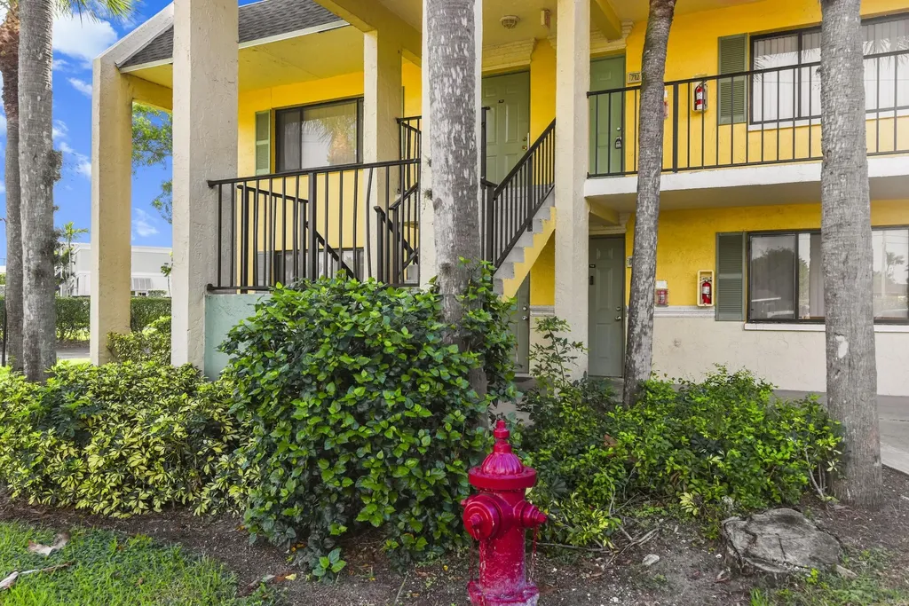 712 Meadows Circle Boynton Beach FL 33436