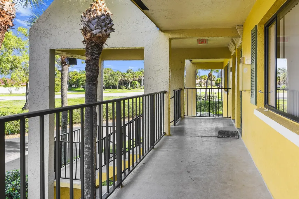 712 Meadows Circle Boynton Beach FL 33436