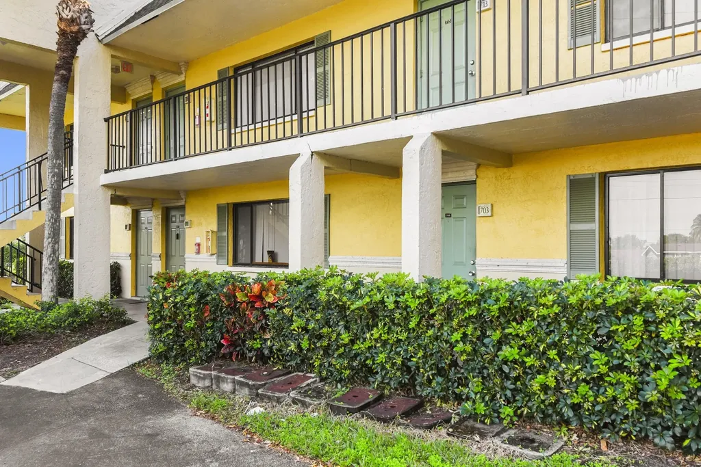 712 Meadows Circle Boynton Beach FL 33436