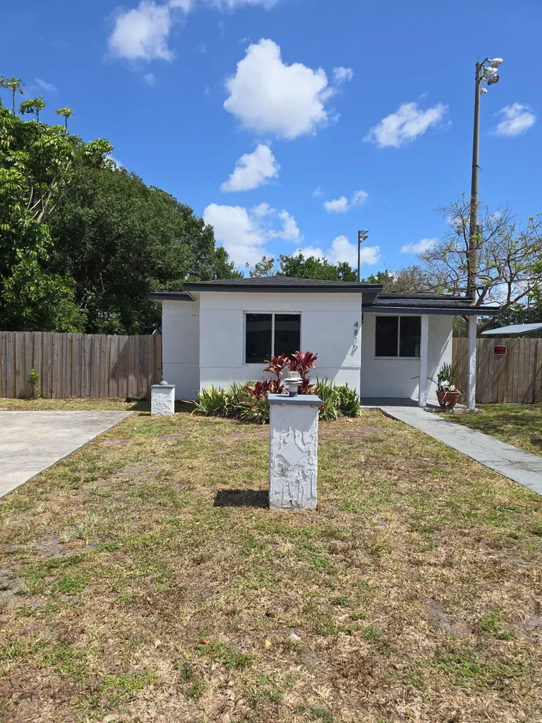 4819 SW 22nd Street West Park FL 33023