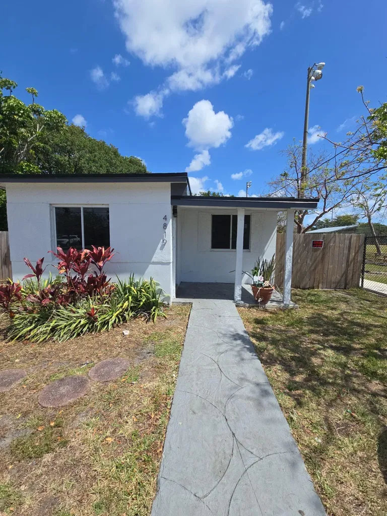 4819 SW 22nd Street West Park FL 33023