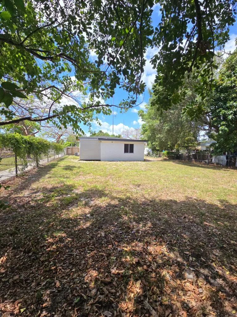 4819 SW 22nd Street West Park FL 33023