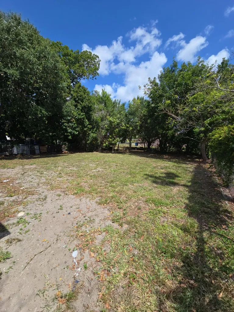 4819 SW 22nd Street West Park FL 33023