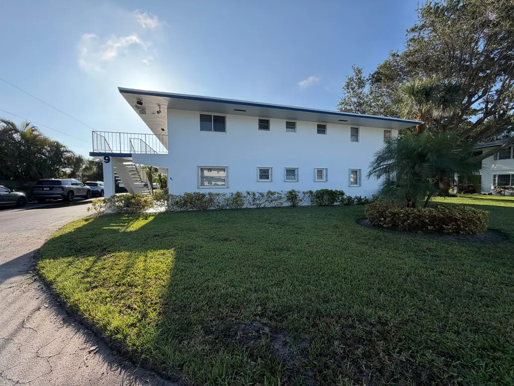 9 Westwood Avenue Tequesta FL 33469
