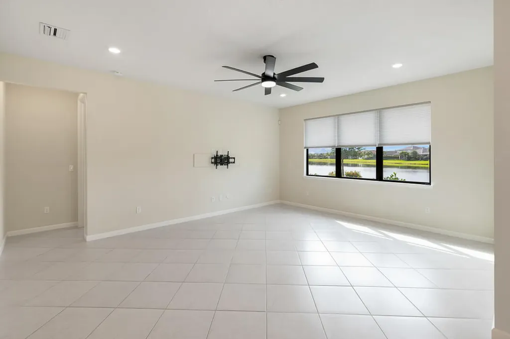 471 SE Vallarta Drive Port St Lucie FL 34984