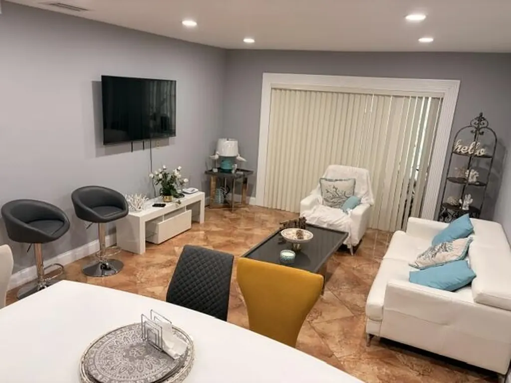 5103 NW 35th Street Lauderdale Lakes FL 33319