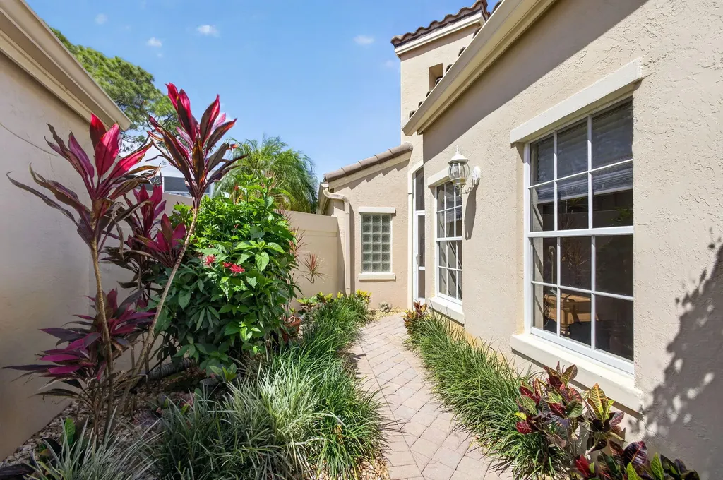 48 Via Del Corso Palm Beach Gardens FL 33418