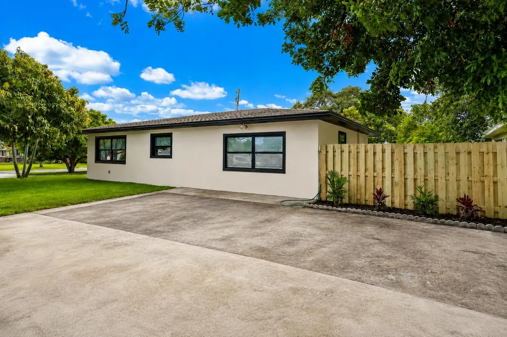 117 SE 22nd Avenue Boynton Beach FL 33435
