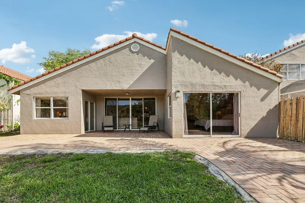 1110 NW 105th Way Plantation FL 33322