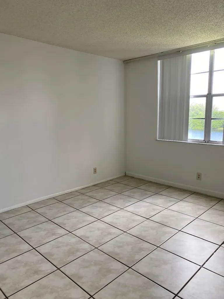 9440B Poinciana Place Davie FL 33324