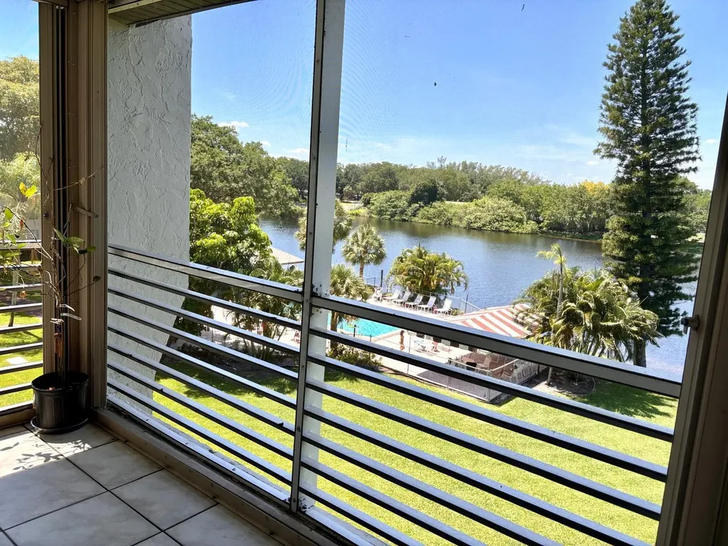9440B Poinciana Place Davie FL 33324
