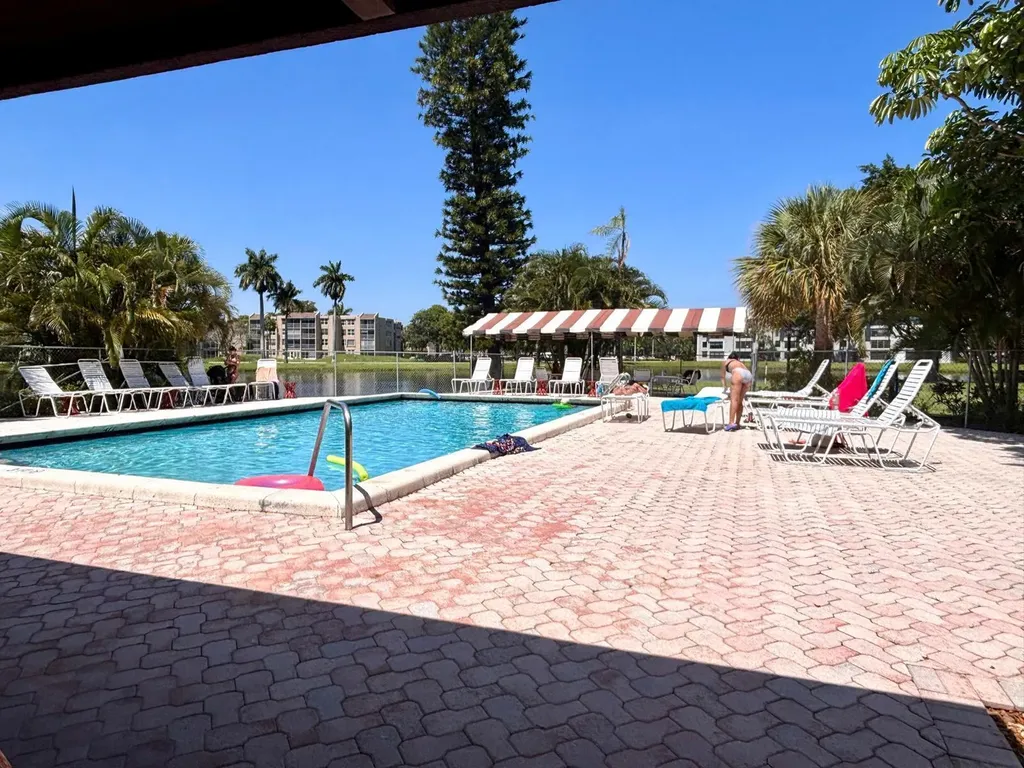 9440B Poinciana Place Davie FL 33324