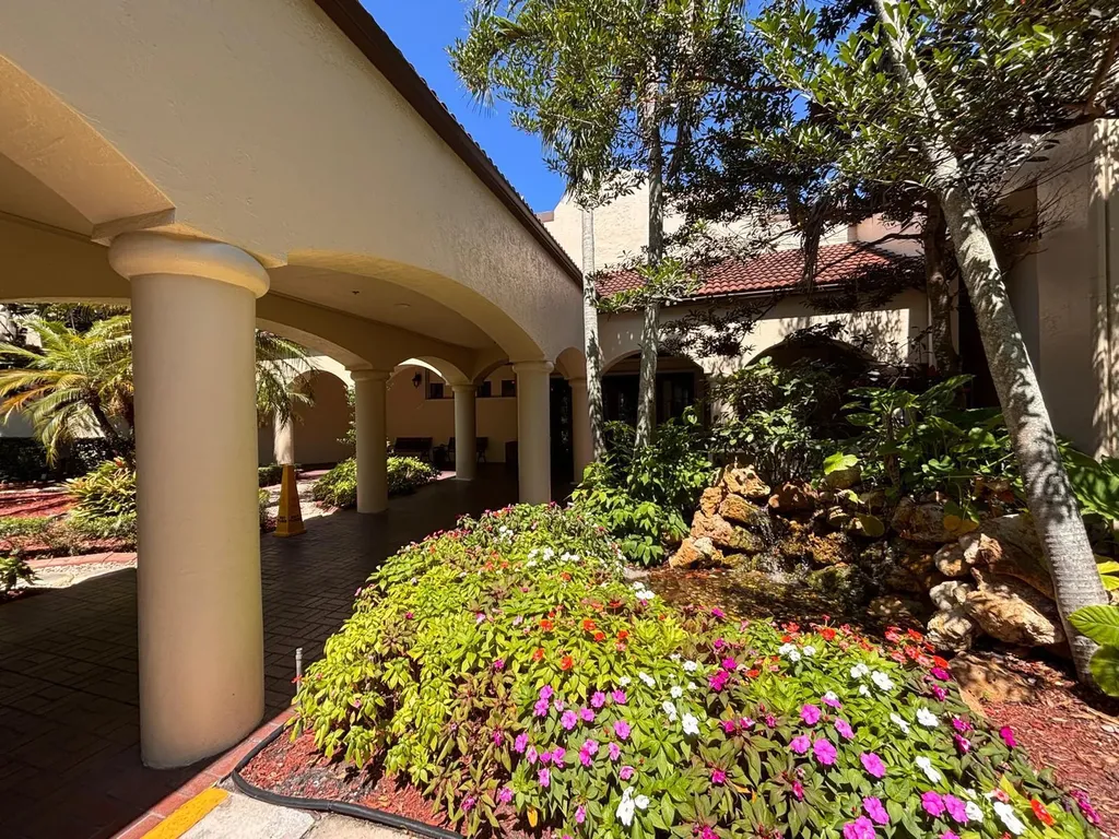 9440B Poinciana Place Davie FL 33324