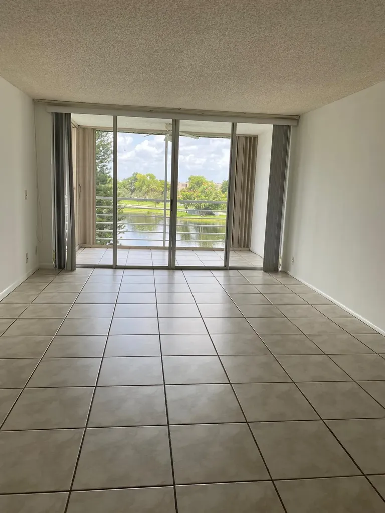 9440B Poinciana Place Davie FL 33324