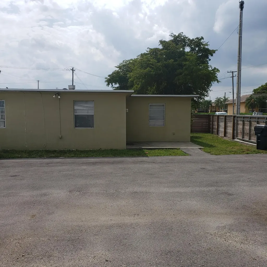 5742 Washington Street Hollywood FL 33023