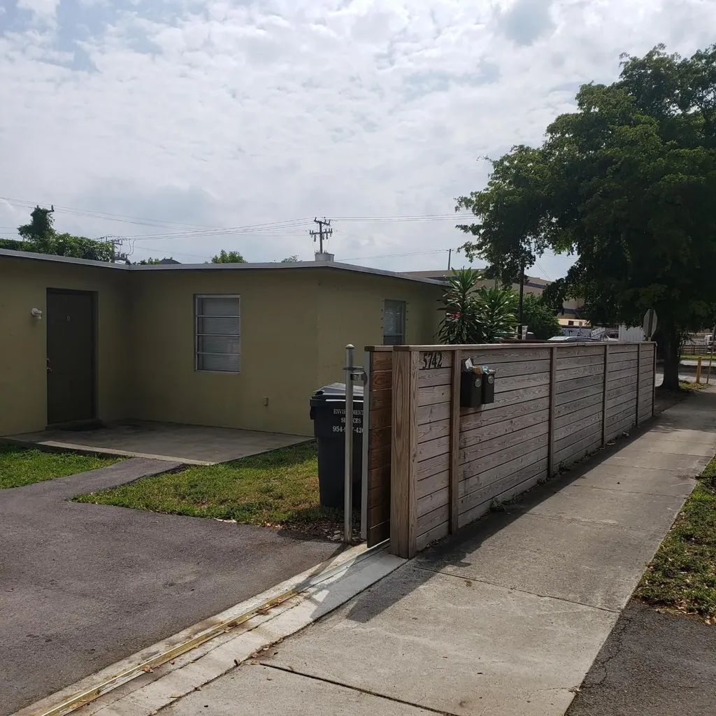 5742 Washington Street Hollywood FL 33023