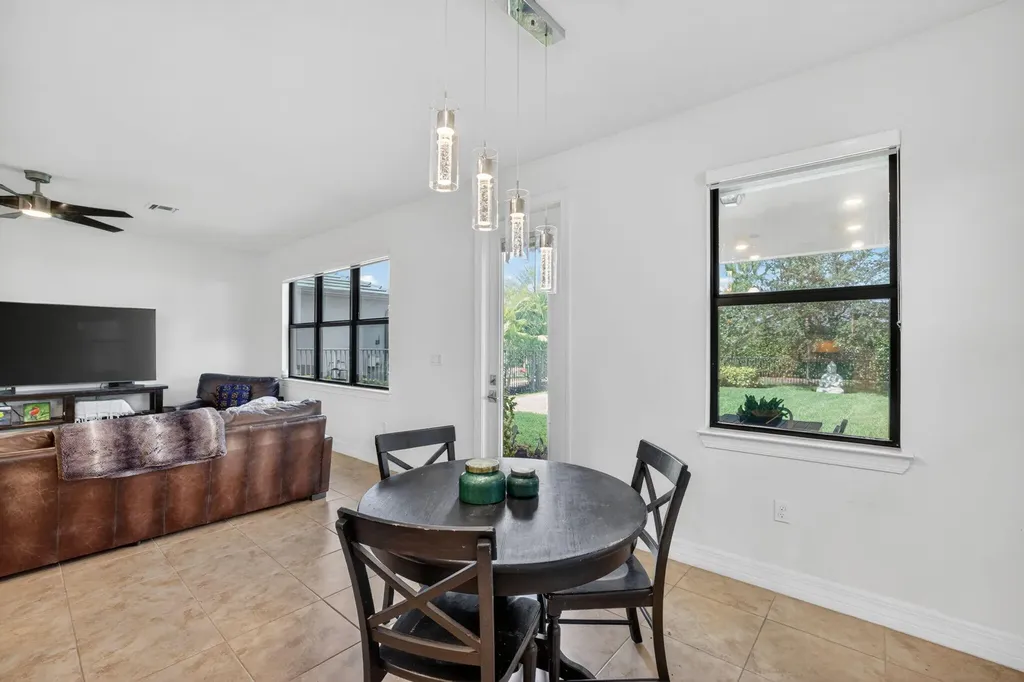 4651 E Pinehurst Trail Trail E Oakland Park FL 33309
