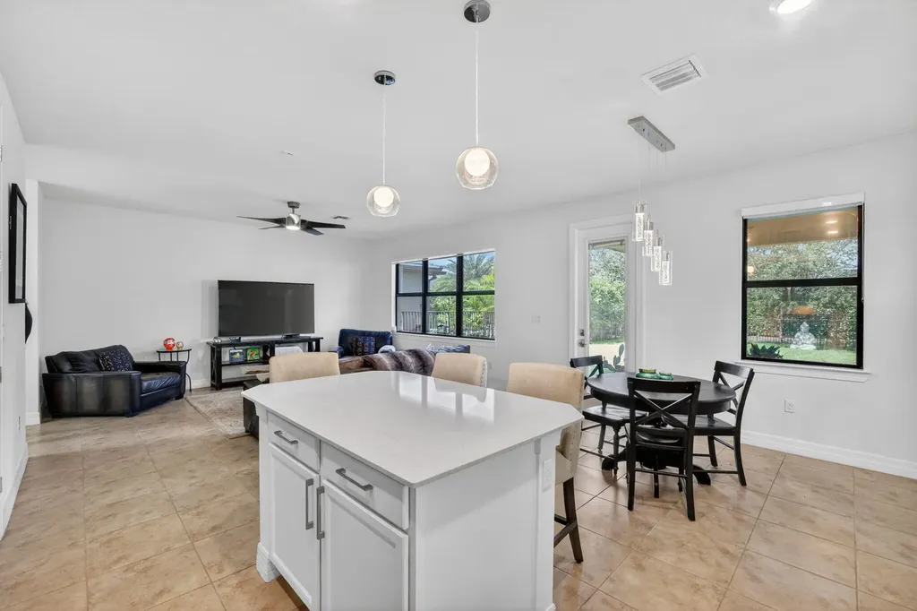 4651 E Pinehurst Trail Trail E Oakland Park FL 33309