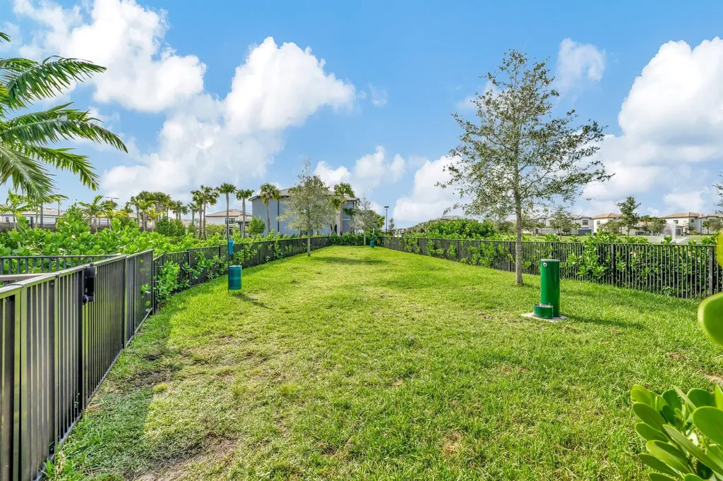 4651 E Pinehurst Trail Trail E Oakland Park FL 33309
