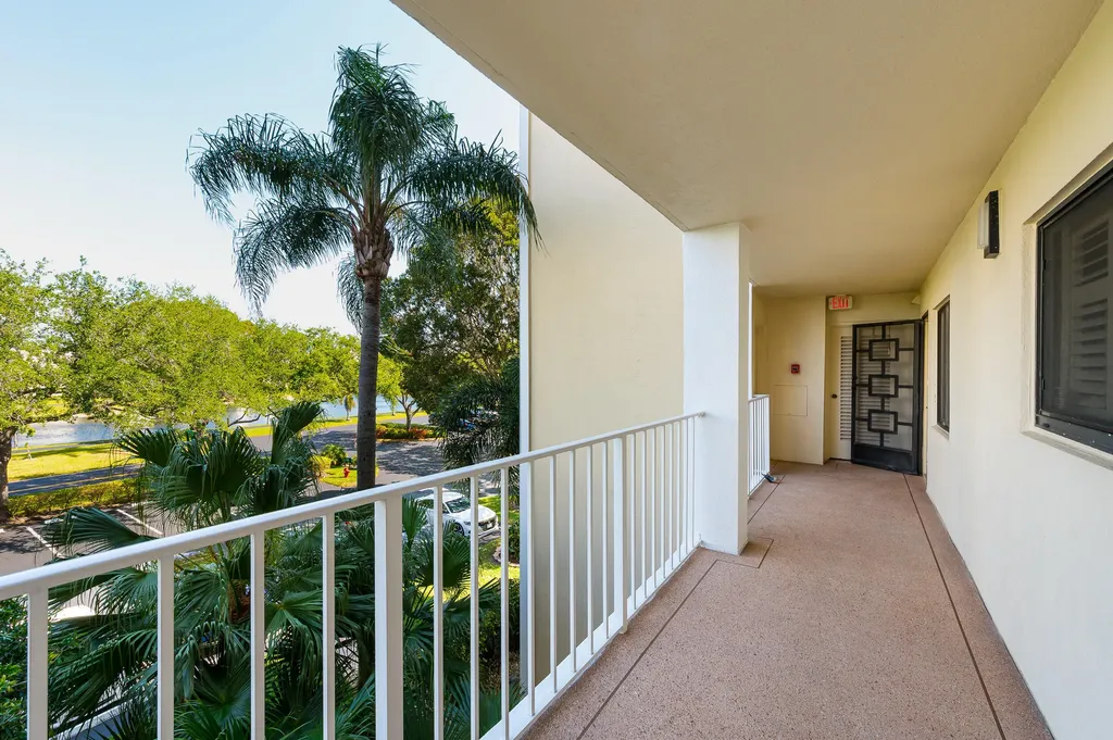 7290 Kinghurst Drive Delray Beach FL 33446