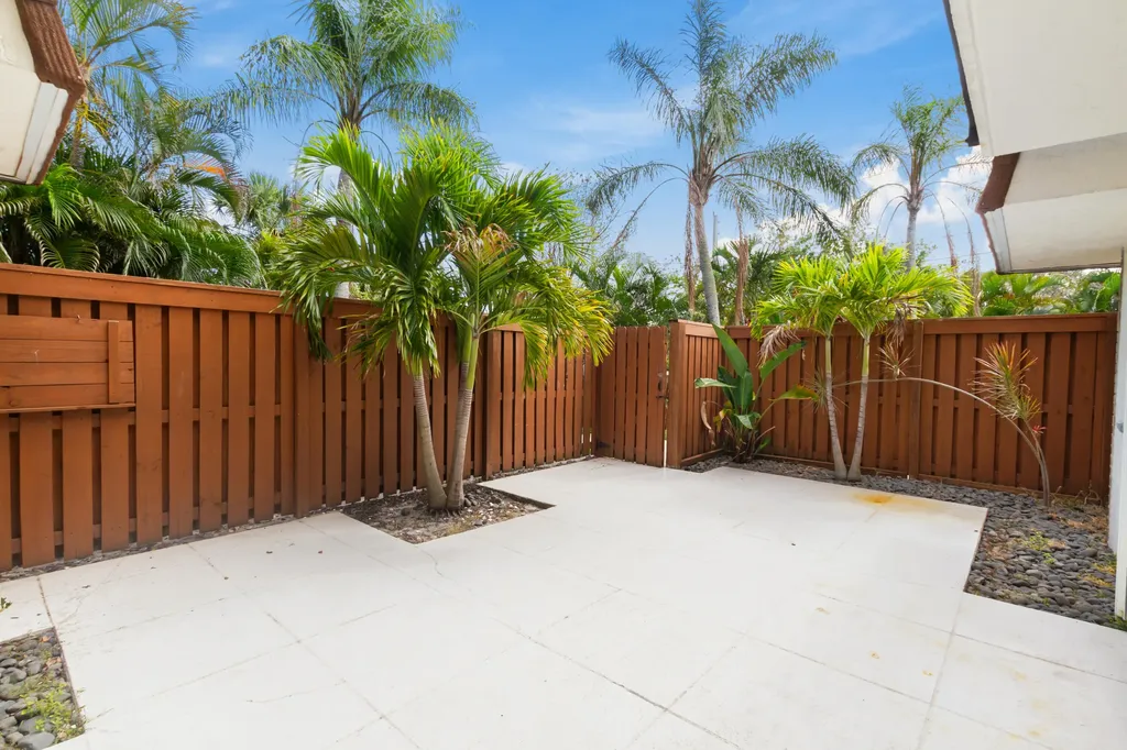 3900 SE County Line Road Tequesta FL 33469