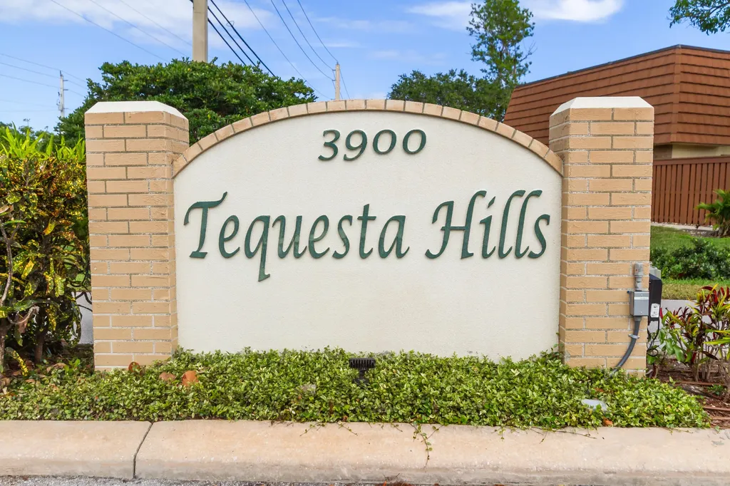 3900 SE County Line Road Tequesta FL 33469
