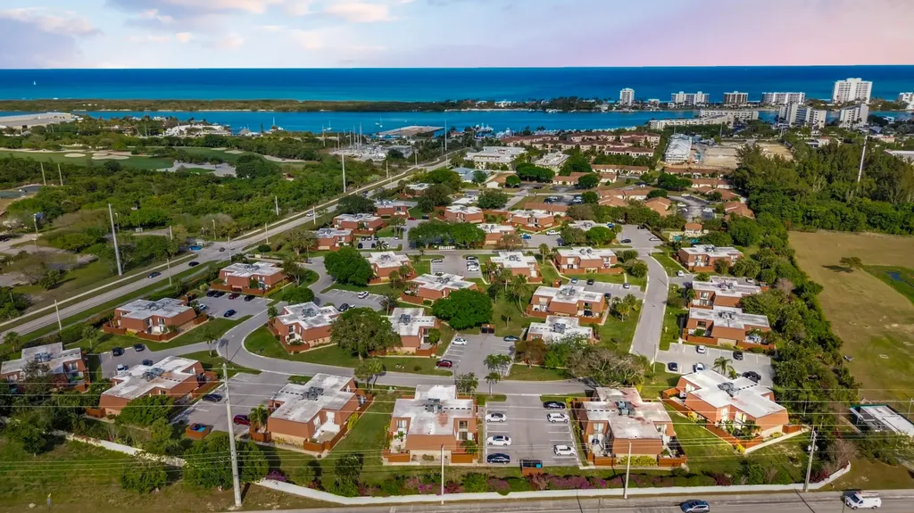 3900 SE County Line Road Tequesta FL 33469