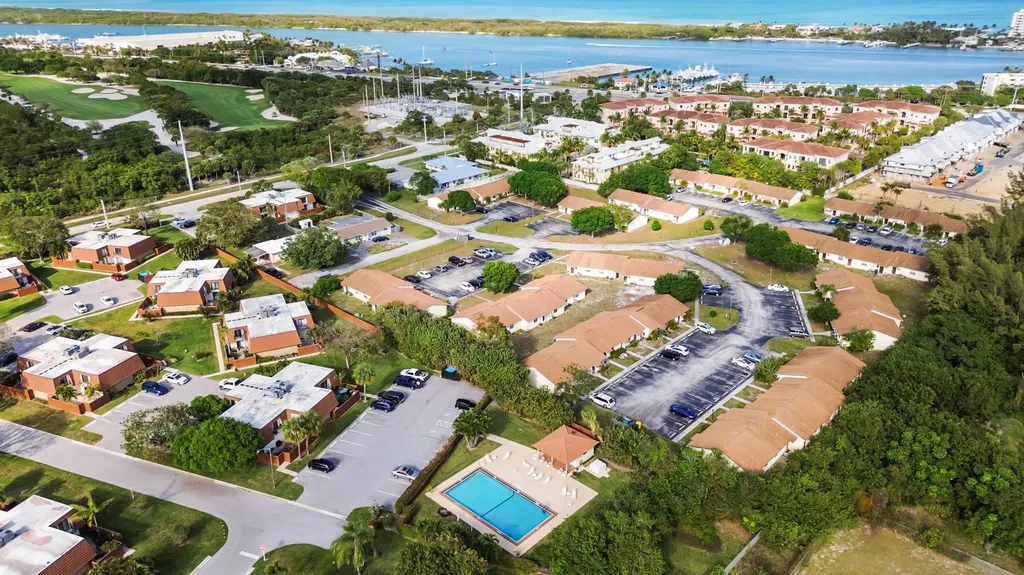 3900 SE County Line Road Tequesta FL 33469