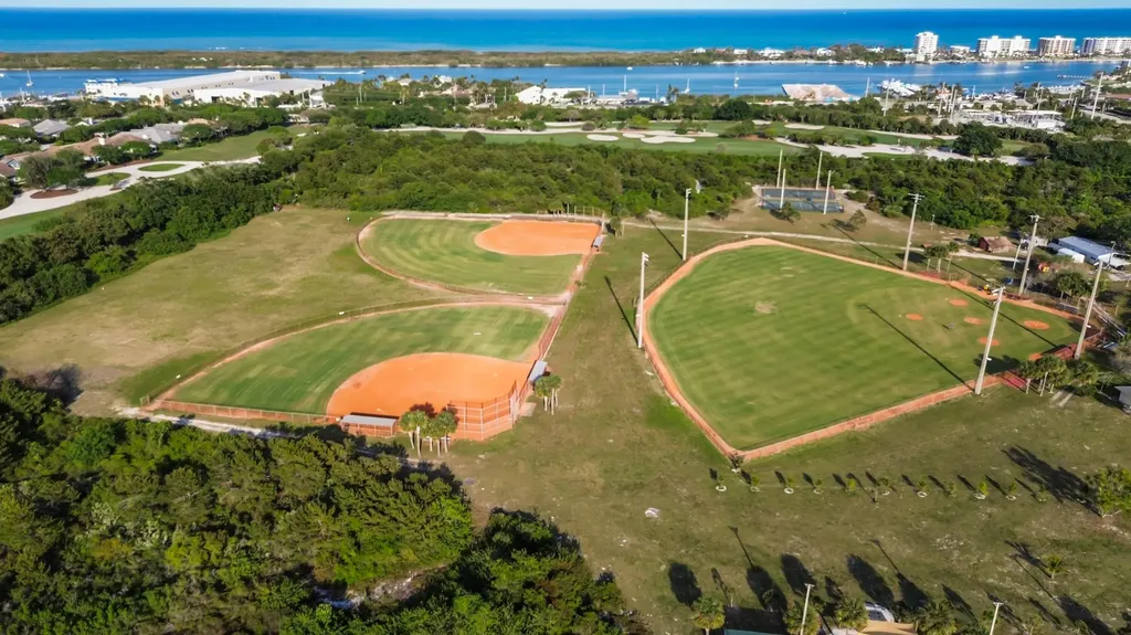 3900 SE County Line Road Tequesta FL 33469