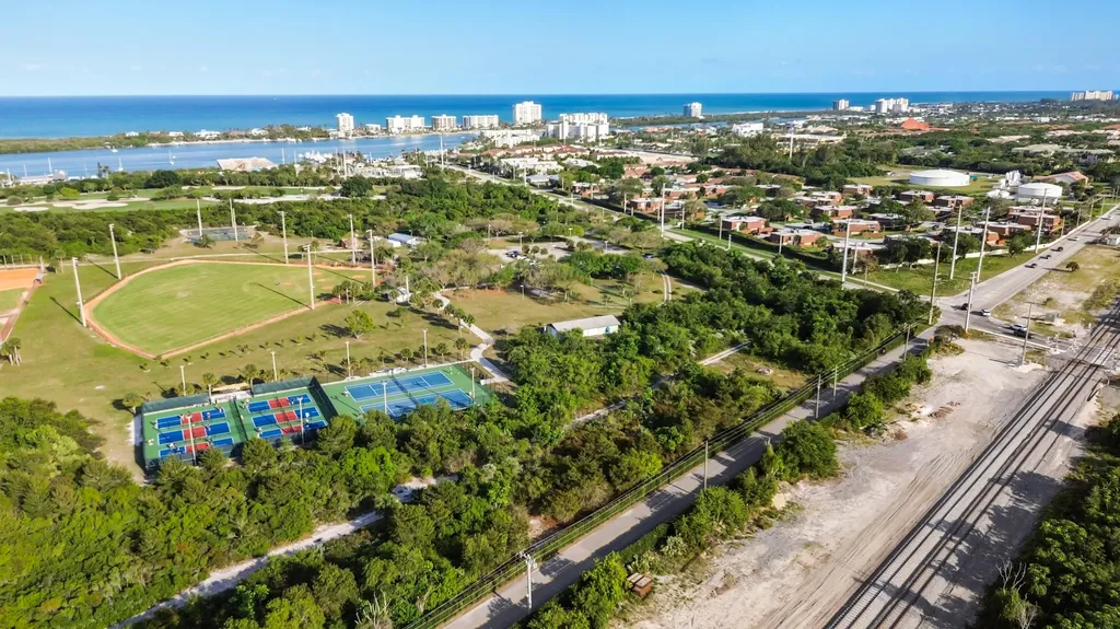 3900 SE County Line Road Tequesta FL 33469